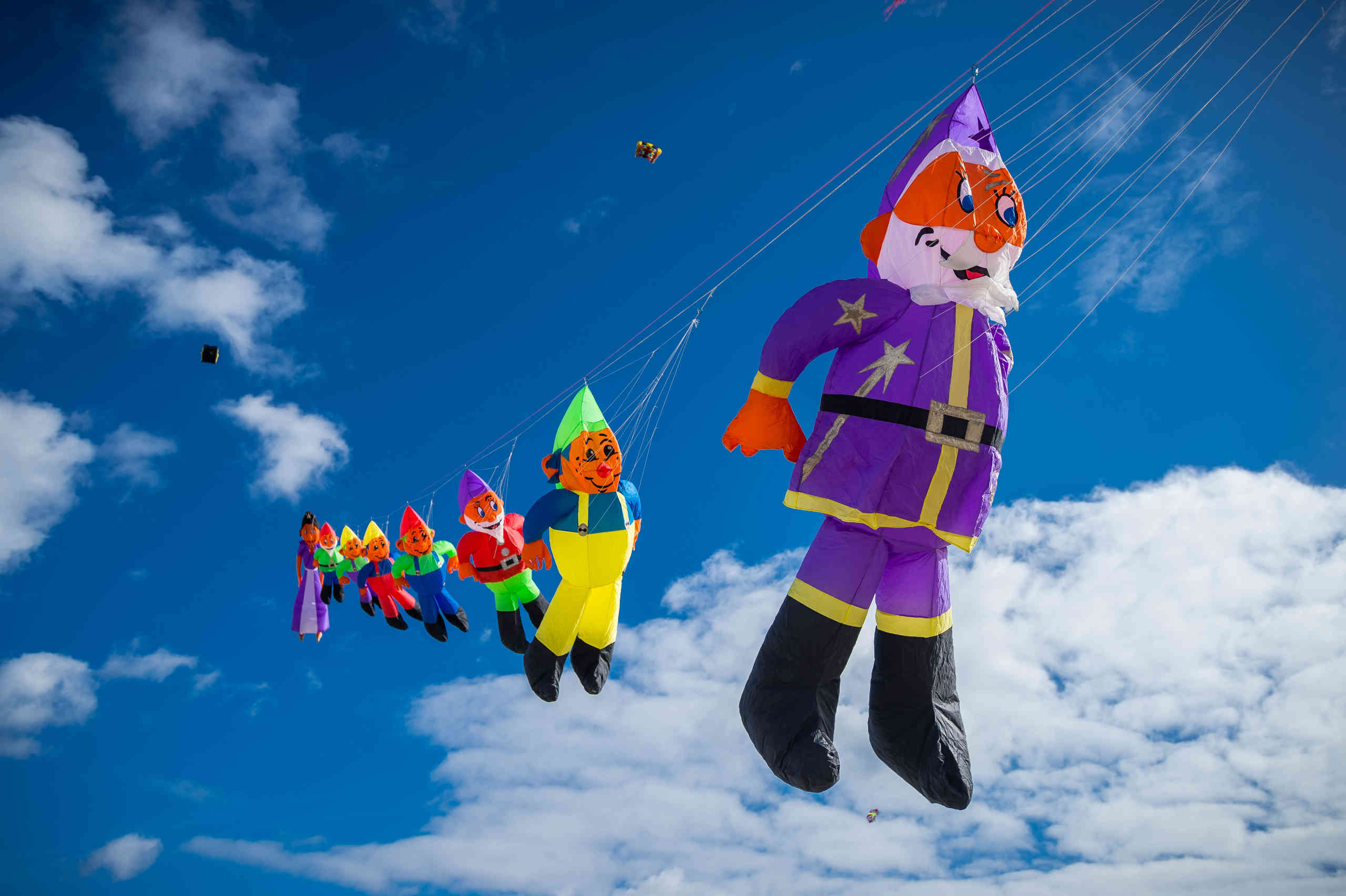Fliegende Drachen während des Herbstdrachenfestes